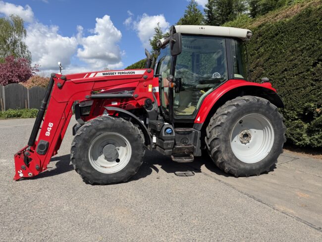 Massey Ferguson 5712S