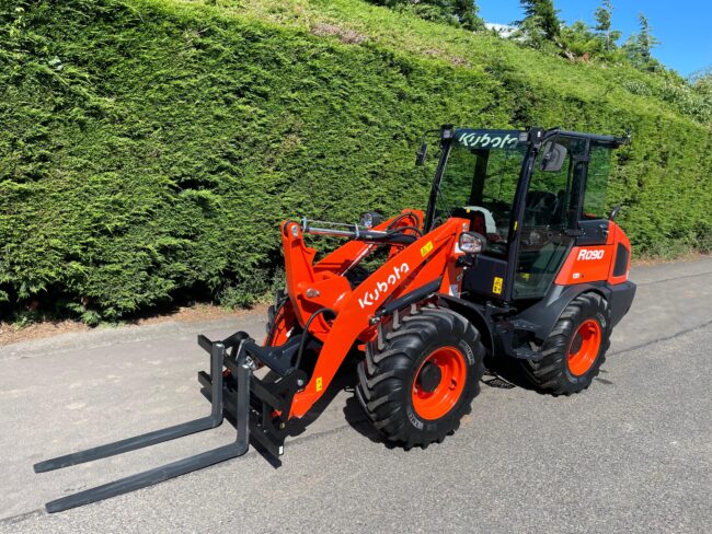 NEW Kubota R090
