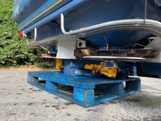KRM M2W weigh cell fertiliser spreader